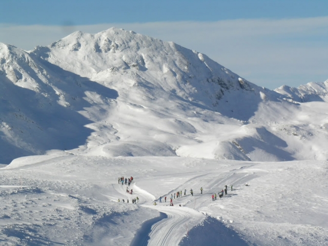 esquiadores en la nieve
